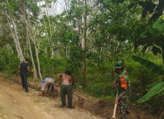 Serka Tamirin Dampingi Masyarakat Yang Sedang Melaksanakan Gotong Royong Bersihkan Lingkungan
