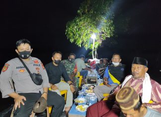Serda Eeng Saepulah dan Bhabinkamtibmas Nyambangi Kediaman Warga Untuk Tetap Patuhi Prokes