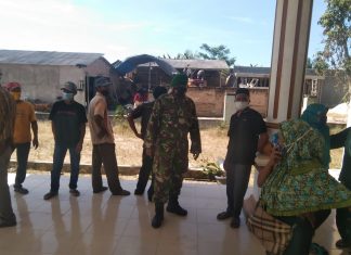 Anggota Koramil 426-01/SP Himbau Warganya Untuk Selalu Memakai Masker dan Patuhi Prokes