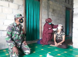 Sertu Lilik Mujio Bersama Petugas Kesehatan Test Sweb Warga Yang Baru Datang Dari Luar Kota