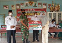 Serka Susilo Dampingi Masyarakat Yang Mendapatkan BLT-DD di Balai Kampung
