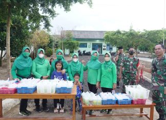Berkah Ramadan,Koramil 426-04 Banjar Agung Berbagi Takjil Pada Masyarakat
