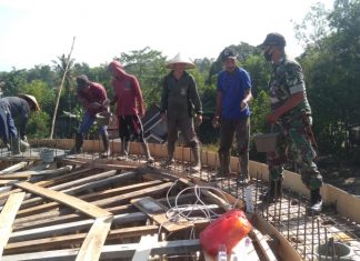 Berkah Ramadan,Serda Masriyanto Bahu Membahu Bersama Masyarakat Membangun Tempat Ibadah (Mesjid)