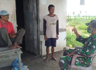 Sambangi Rumah Warga,Sertu Maisi Menghimbau Masyarakat Agar Tetap Patuhi Prokes