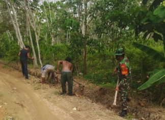 Ciptakan Kebersihan dan Kekompakan di Desa Binaan,Babinsa Laksanakan Gotong Royong Bersama Warga