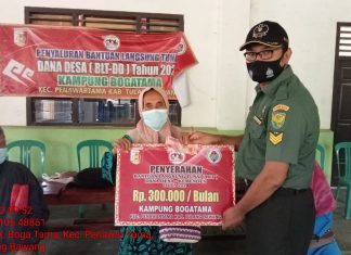 Anggota Kodim 0426 Tuba Pantau Langsung Pembagian BLT DD
