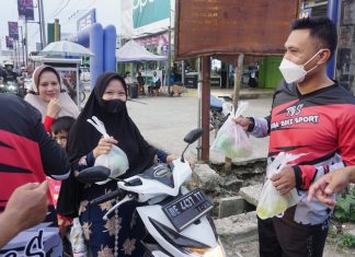 Berkah Ramadan,Dandim 0426 Tuba Bersama TBS Gelar Baksos Bagi Takjil di Banjar Agung