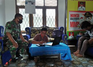 Serma Slamet T Melaksanakan Pendataan Masyarakat Yang Berhak Menerima Bantuan