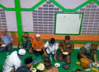 Nyambangi Masjid, Serma Mugiyanto Himbau Warga Yang Tengah Buka Bersama Tetap Menerapkan Prokes
