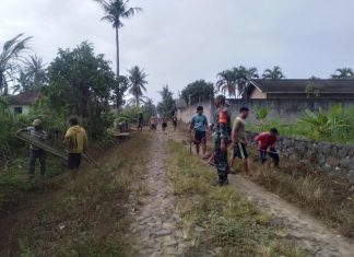 Ciptakan Kebersihan, Serda Suranto Ajak Warga Membersihkan Badan Jalan dan Parit