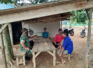 Melalui Komsos, Serda Dodi Irawan Laksanakan Pembinaan Teritorial Dengan Warga Binaan di Kampung Aji Jaya