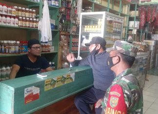 Sertu Supriyono Melakukan Pemantauan Stok Obat Obatan Pertanian di Kios