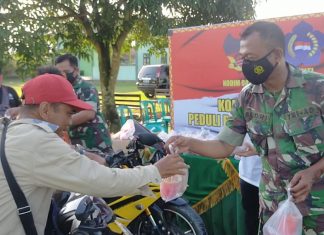 Berkah Ramadan, Koramil 426-01 Bersama PSMTI Mesuji Bagikan Takjil Kepada Pengguna Jalan