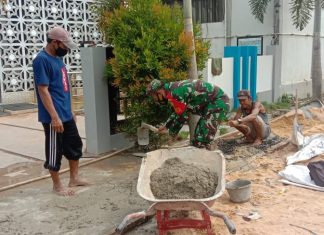 Sertu Heriyansyah Gelar Gotong Royong Bersama Masyarakat Kampung Setempat