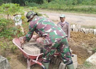 Peltu Apriansyah Gelar Gotong Royong Bersama Masyarakat Perbaiki Selokan