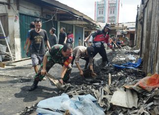 Jajaran Kodim 0426/Tuba Gerak Cepat Bersihkan Puing puing Paska Kebakaran Pasar Unit 2