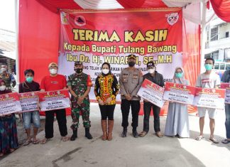 Dandim 0426/Tuba, Dampingi Bupati Tuba Saat Meninjau dan menyerahkan Bantuan Kepada Korban Kebakaran Pasar Unit 2