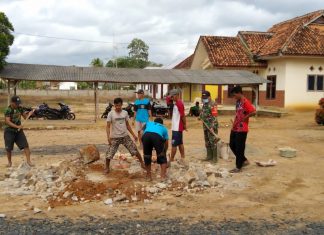 Ciptakan Kebersihan dan Kekompakan di Desa Binaan, Sertu Sumarno Laksanakan Gotong Royong Bersama Warga