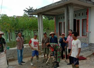 Babinsa 426-05/Penawar Aji, Sertu Sujarno Minta Agar Tradisi Gotong Royong Tetap di Lestarikan