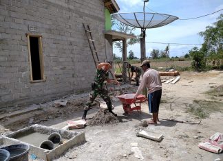 Wujud Keperdulian Babinsa Koramil 426-04/Ba, Bantu Warga Bangun Rumah