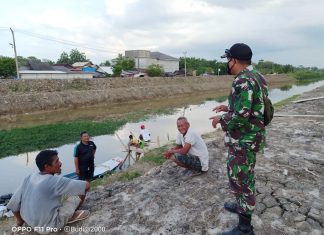 Babinsa Koramil 426-03/Rawajitu, Ajak Masyarakat Jaga Lingkungan Dengan Tidak Buang Sampah Sembarangan