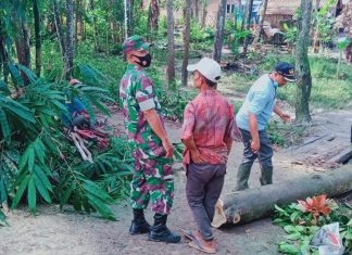 Babinsa 426-02/Manggala, Gotong Royong Bersama Masyarakat Bersihkan Lingkungan