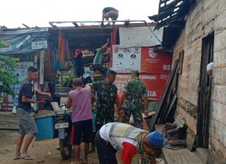 Pasca Terjangan Angin Puting Beliung, Prajurit Koramil 426-05/Pa Bantu Bersihkan Rumah Warga