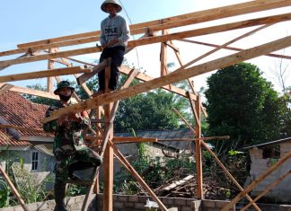 Pedeli Tehadap Kampung Binaan, Koramil 426-04/Ba, Melalui Serma Sukardi Gelar Gotong Royong Bersama Masyarakat