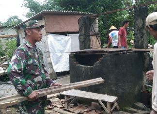 Tingkatkan keamanan Kampung, Serda Junaidi Bantu Perbaiki Pos Ronda