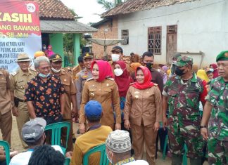 Danramil 426-05/Pa, Dampingi Bupati Tuba Bagikan Bantuan Kepada Korban Bencana