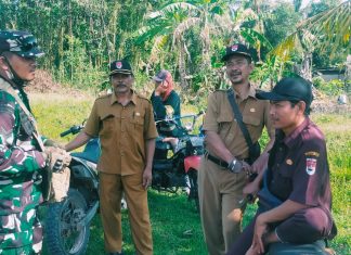 Sertu Widarsono, Dampingi Aparatur Desa Saat Pembagian Bantuan Sosial(Bansos)