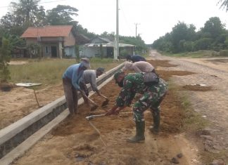 Semangat Gotong Royong, Babinsa Koramil 426-05/Pa Bersama Masyarakat Perbaiki Badan Jalan