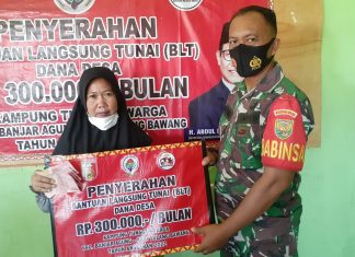 Pastikan Berjalan Lancar, Babinsa Koramil 426-04/Ba Dampingi Penyaluran BLT-DD