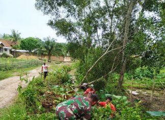 Babinsa Koramil 426-01/SP, Ajak Warga Agar Lebih Perduli Tentang Kebersihan Lingkungan