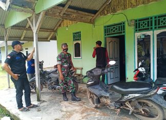 Nyambangi Ketua Kampung Karang Taruna, Sertu Basarudin Bahas Tentang Kegiatan Hari Kemerdekaan
