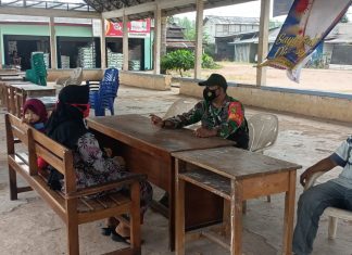 Sambangi Rumah Warga, Sertu windu Ajak Masyarakat Jaga Keamanan dan Kebersihan Lingkungan