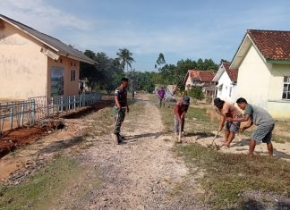 Babinsa Koramil 426-01/Sp, Ajak Warga Ciptakan Kebersamaan Melalui Gotong Royong