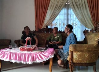 Sambangi Kediaman Warga, Serda Junaidi Minta Agar Warga Waspada Covid-19 Varian Baru