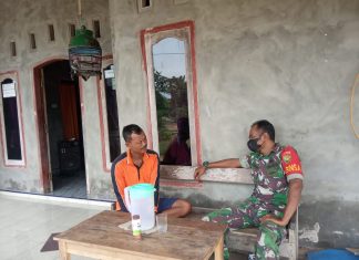 Wujud Rasa Peduli Wilayah Binaan, Babinsa Bahas Keamanan Lingkungan