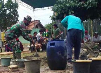 Wujud Kepedulian, Babinsa Bersama Masyarakat Gotong Royong Memperbaiki Sarana Olah Raga