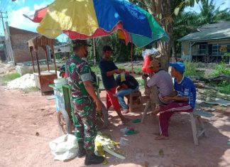 Babinsa Koramil 426-03/Rwj, Himbau Warga Jaga Kebersihan dan Tidak Buang Sampah Sembarangan