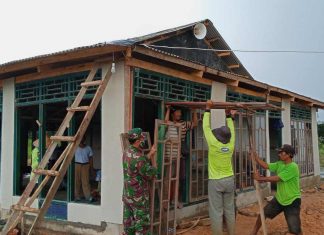Babinsa Selalu Ada Untuk Rakyat, Bantu Masyarakat Renovasi Rumah Ibadah