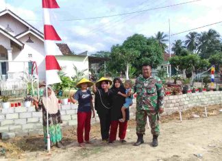 Babinsa Koramil 426-01/SP, Kompak Ajak Warga Pasang Bendera Merah Putih