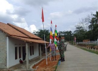 Babinsa Koramil 426-01/SP, Kompak Ajak Warga Pasang Bendera Merah Putih