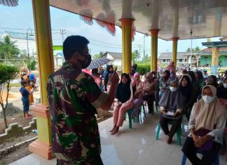 Semarakkan HUT RI ke 77, Babinsa Koramil 426-03/Rwj Himbau Warga Pasang Bendera Merah Putih