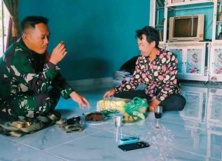Sambut HUT RI Ke-77, Babinsa Koramil 426-03/Rwj Ajak Warga Pasang Bendera Merah Putih