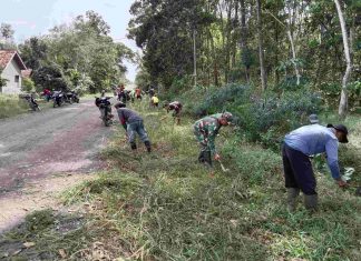 Sambut HUT ke-77, Babinsa dan Masyarakat Gotong Royong Bersihkan Jalan