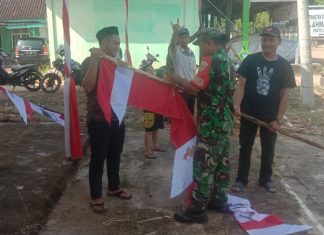 Sambut HUT RI Ke-77, Babinsa Ajak Warga Pasang Bendera Merah Putih