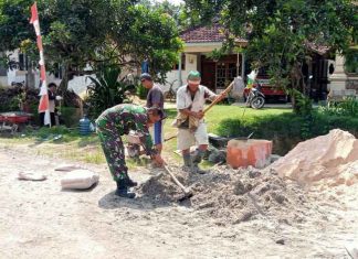 Tumbuhkan Semangat Gotong Royong, Serda Najmi Bantu Masyaraka Buat Drainase