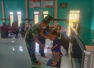 Peduli Kesehatan Balita, Babinsa Koramil 426-03/Rwj Dampingi Kegiatan Posyandu